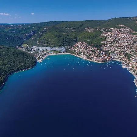 In Labin With 3 Bedrooms, Wifi&outdoor Swimming Pool