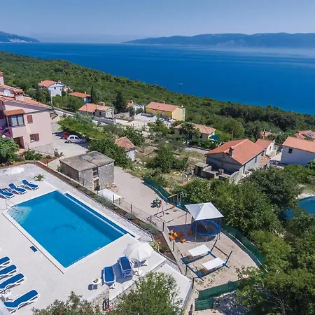 In Labin With 3 Bedrooms, Wifi&outdoor Swimming Pool Appartement