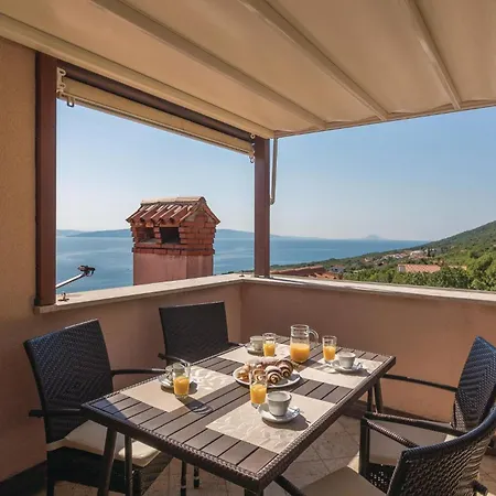 In Labin With 3 Bedrooms, Wifi&outdoor Swimming Pool Ravni