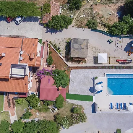 In Labin With 3 Bedrooms, Wifi&outdoor Swimming Pool * Ravni