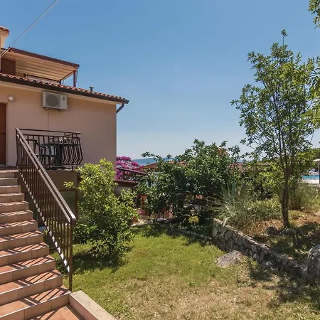 In Labin With 3 Bedrooms, Wifi&outdoor Swimming Pool * Ravni