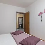 3 Bedroom Cozy In לאבין