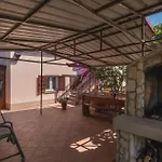 דירה 3 Bedroom Cozy In
