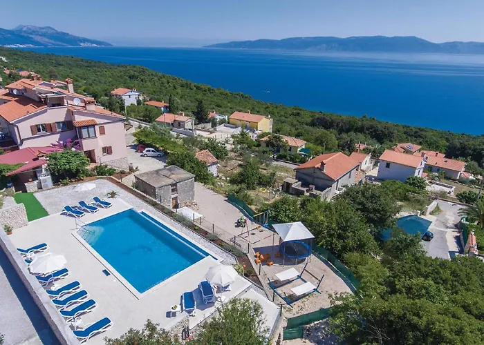 3 Bedroom Cozy In דירה