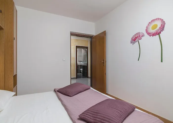 3 Bedroom Cozy In לאבין