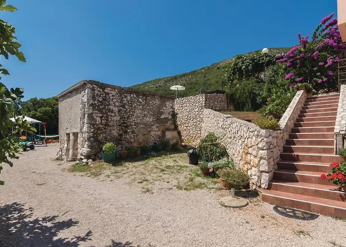 דירה 3 Bedroom Cozy In לאבין